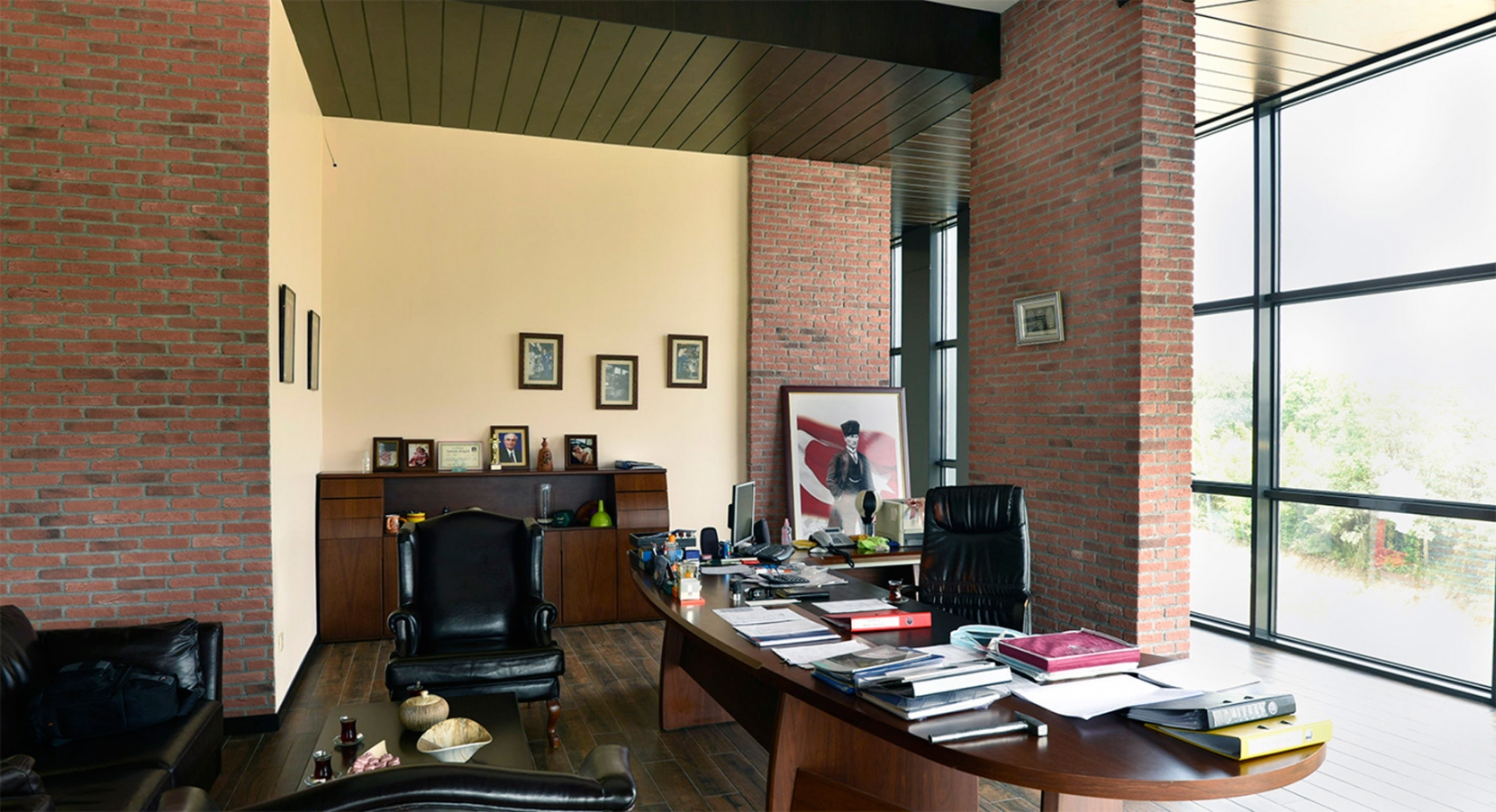 Duvar ve kolonları dekoratif tuğla kaplama ofis odası