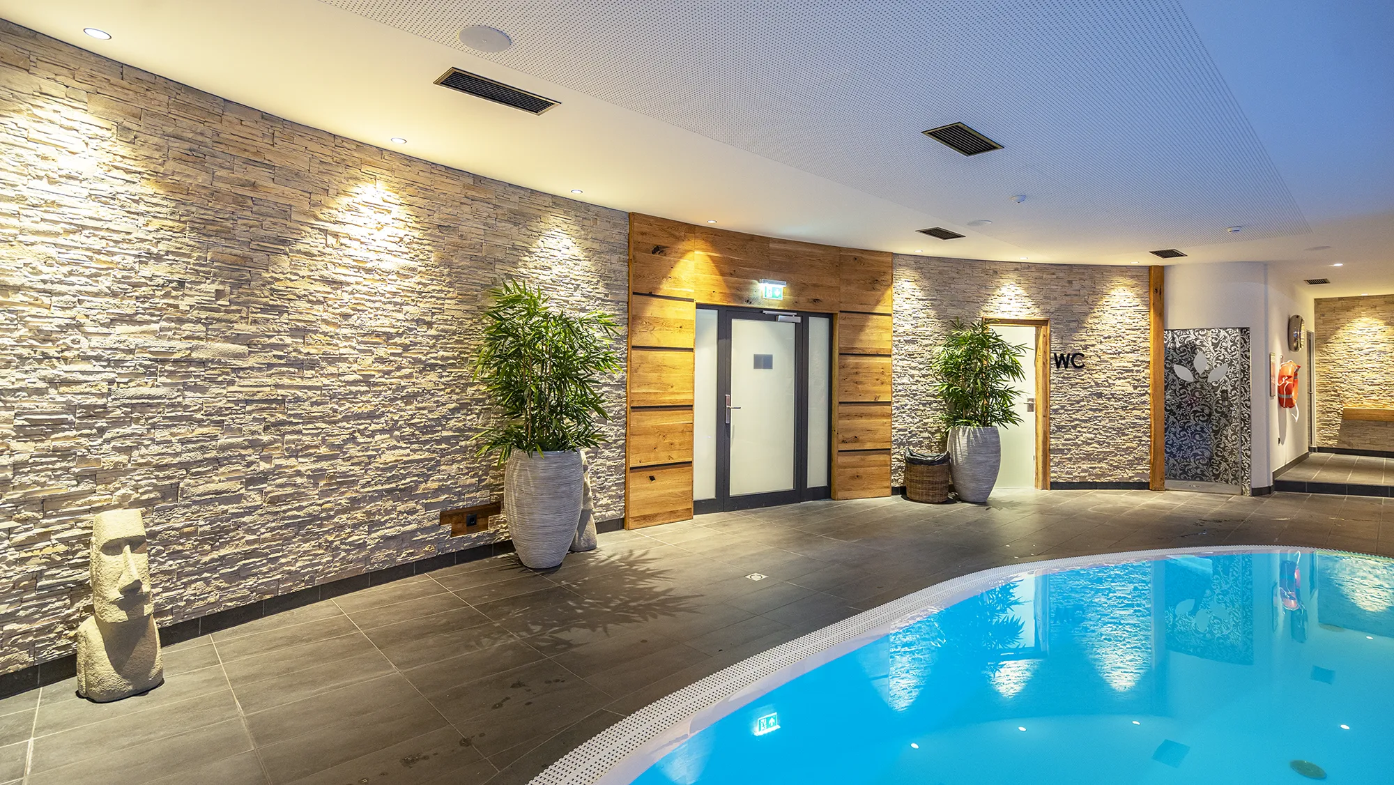 Stone veneer on the wall of a swimming pool area in a hotel